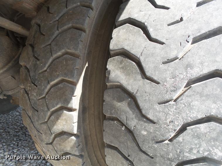 image for item DE3662 2004 International 7400 digger derrick truck