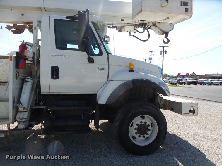 image for item DE3662 2004 International 7400 digger derrick truck