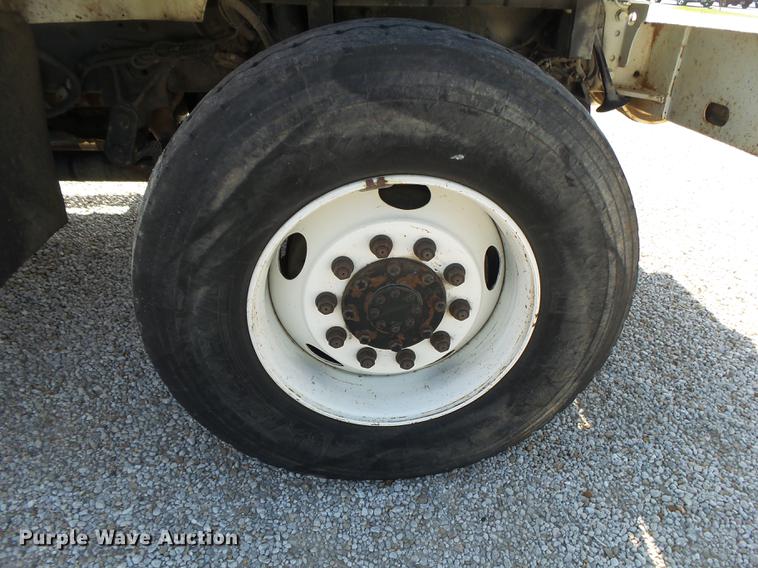 image for item DE3662 2004 International 7400 digger derrick truck