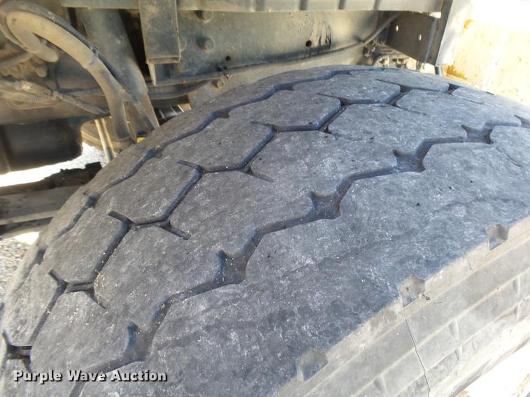 image for item DE3662 2004 International 7400 digger derrick truck