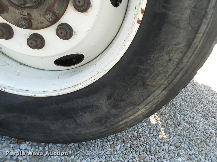 image for item DE3662 2004 International 7400 digger derrick truck