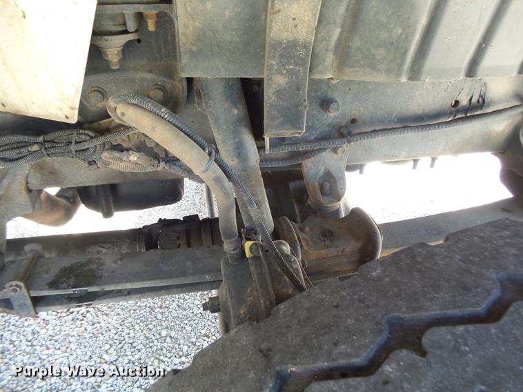 image for item DE3662 2004 International 7400 digger derrick truck