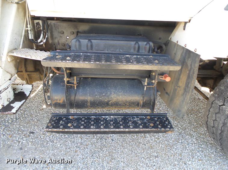 image for item DE3662 2004 International 7400 digger derrick truck