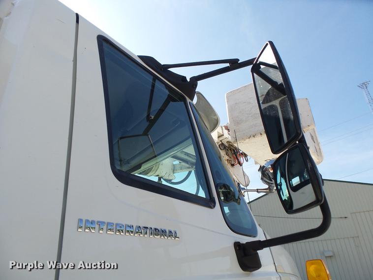 image for item DE3662 2004 International 7400 digger derrick truck