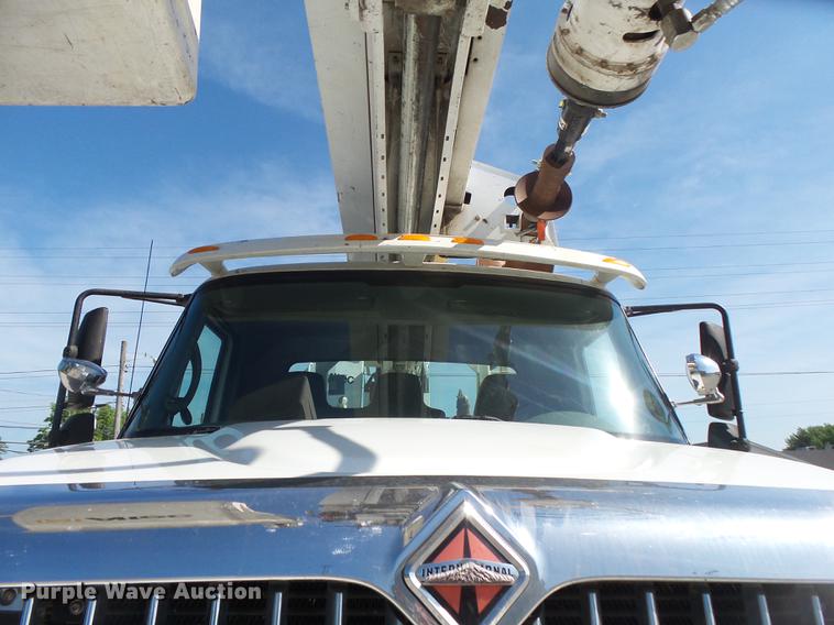 image for item DE3662 2004 International 7400 digger derrick truck