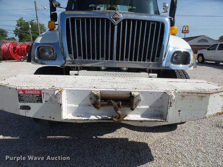 image for item DE3662 2004 International 7400 digger derrick truck