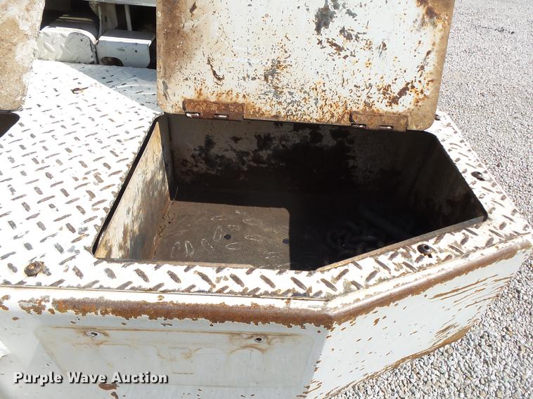 image for item DE3662 2004 International 7400 digger derrick truck