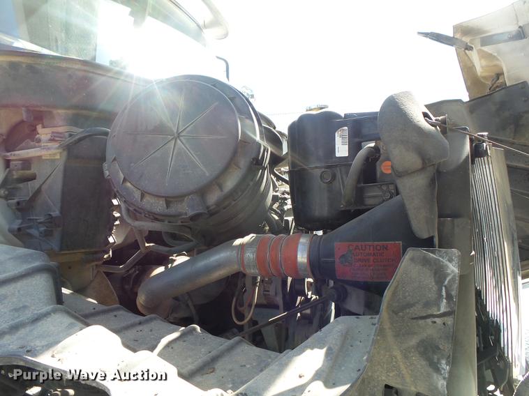 image for item DE3662 2004 International 7400 digger derrick truck