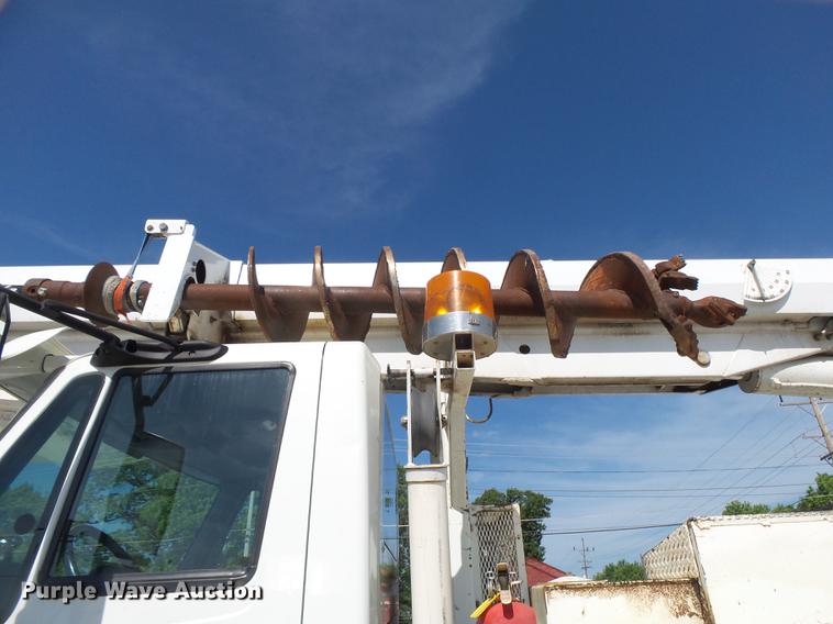 image for item DE3662 2004 International 7400 digger derrick truck
