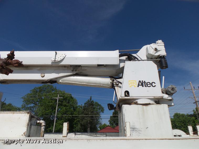 image for item DE3662 2004 International 7400 digger derrick truck