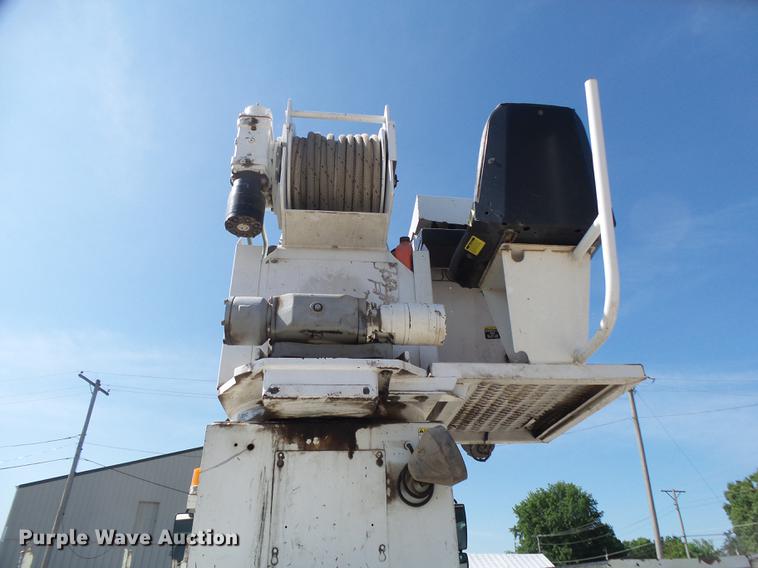 image for item DE3662 2004 International 7400 digger derrick truck