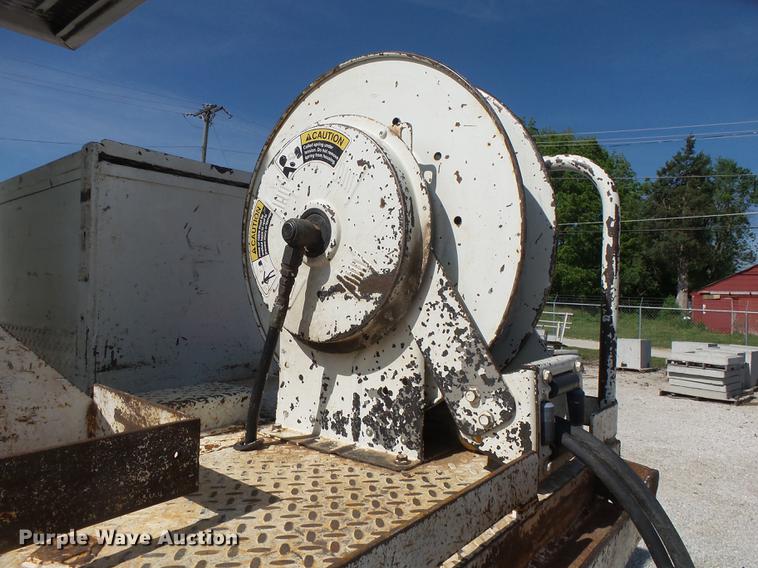 image for item DE3662 2004 International 7400 digger derrick truck