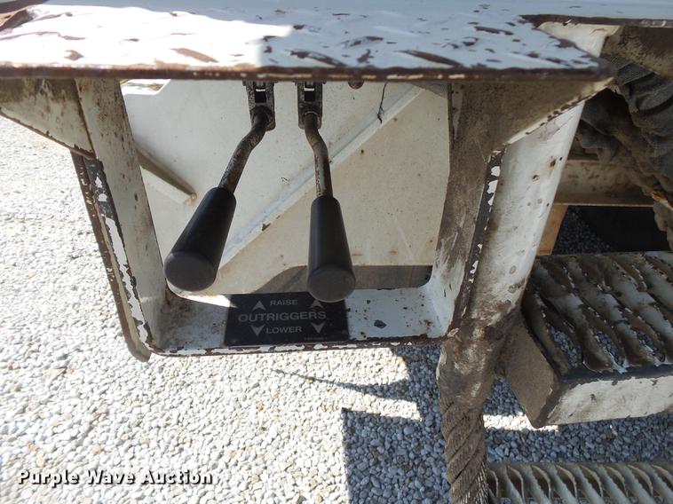 image for item DE3662 2004 International 7400 digger derrick truck