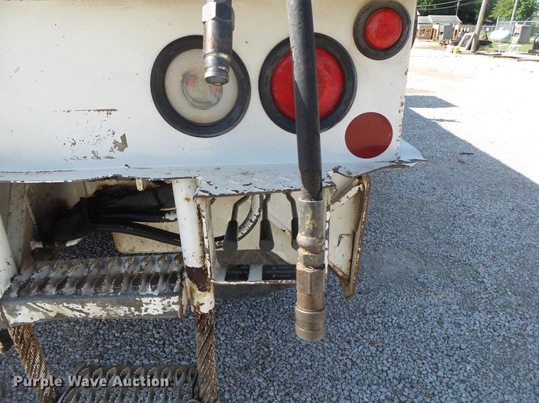 image for item DE3662 2004 International 7400 digger derrick truck