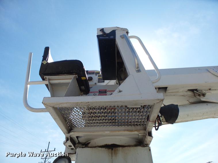 image for item DE3662 2004 International 7400 digger derrick truck