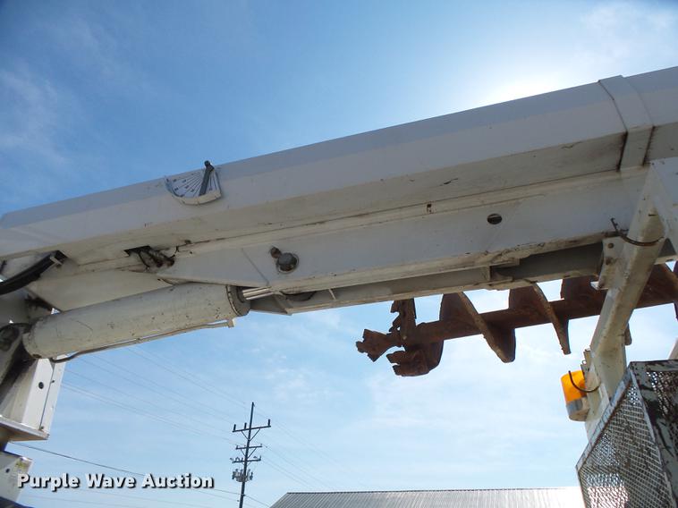 image for item DE3662 2004 International 7400 digger derrick truck