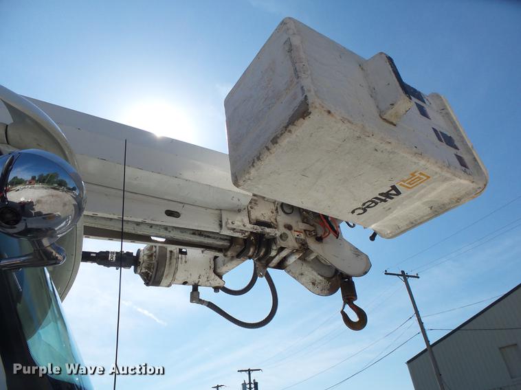 image for item DE3662 2004 International 7400 digger derrick truck