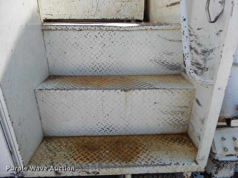 image for item DE3662 2004 International 7400 digger derrick truck