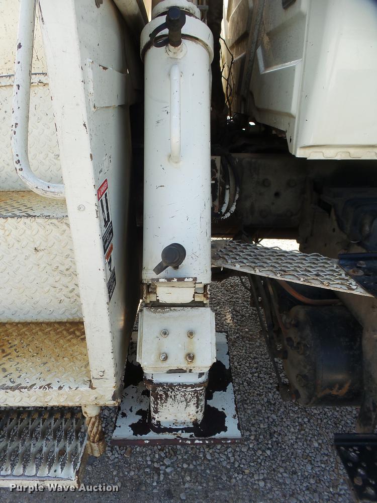 image for item DE3662 2004 International 7400 digger derrick truck