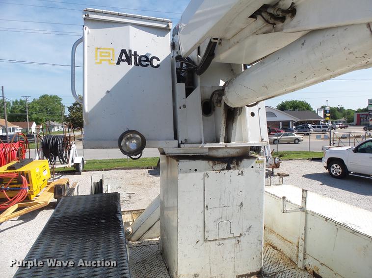 image for item DE3662 2004 International 7400 digger derrick truck