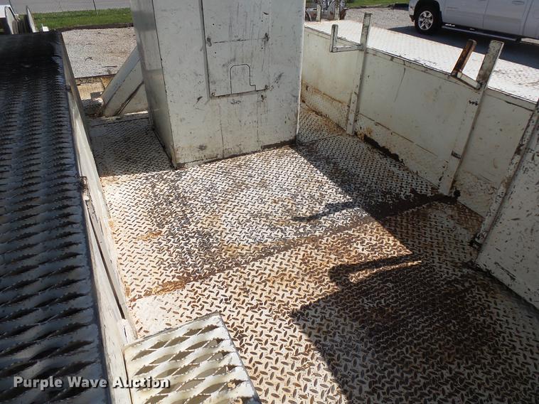 image for item DE3662 2004 International 7400 digger derrick truck