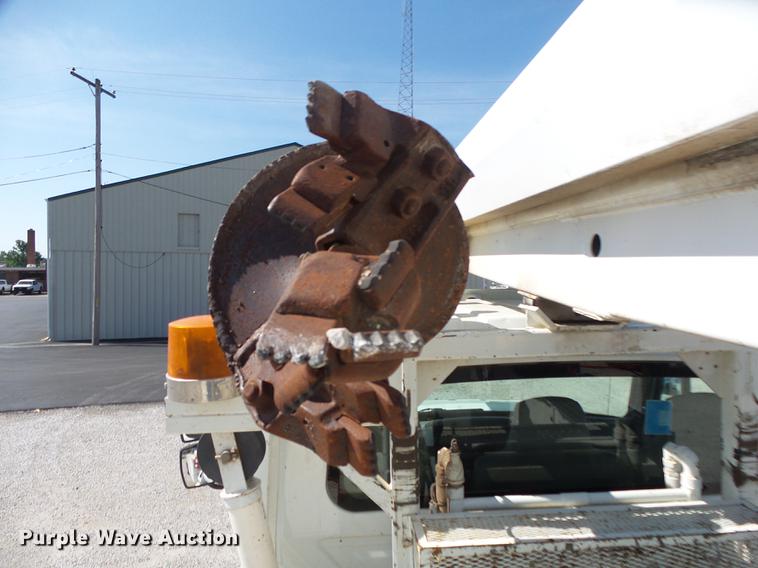 image for item DE3662 2004 International 7400 digger derrick truck