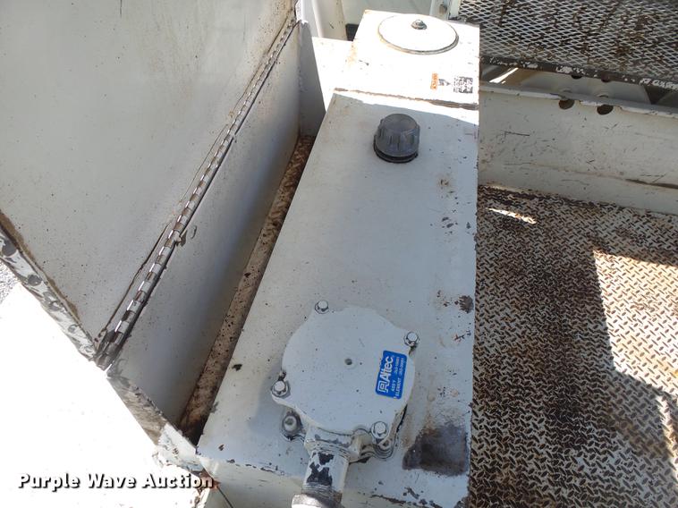 image for item DE3662 2004 International 7400 digger derrick truck