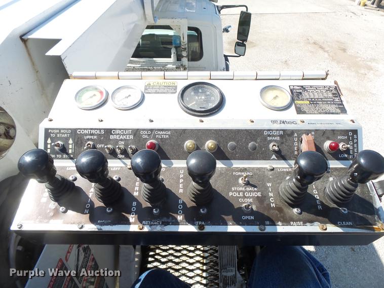 image for item DE3662 2004 International 7400 digger derrick truck