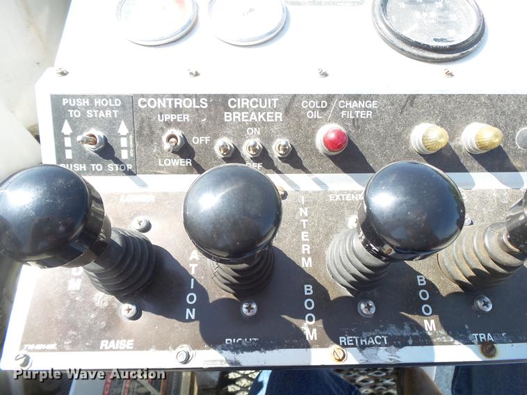 image for item DE3662 2004 International 7400 digger derrick truck