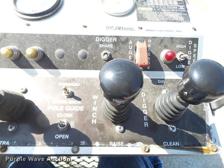 image for item DE3662 2004 International 7400 digger derrick truck