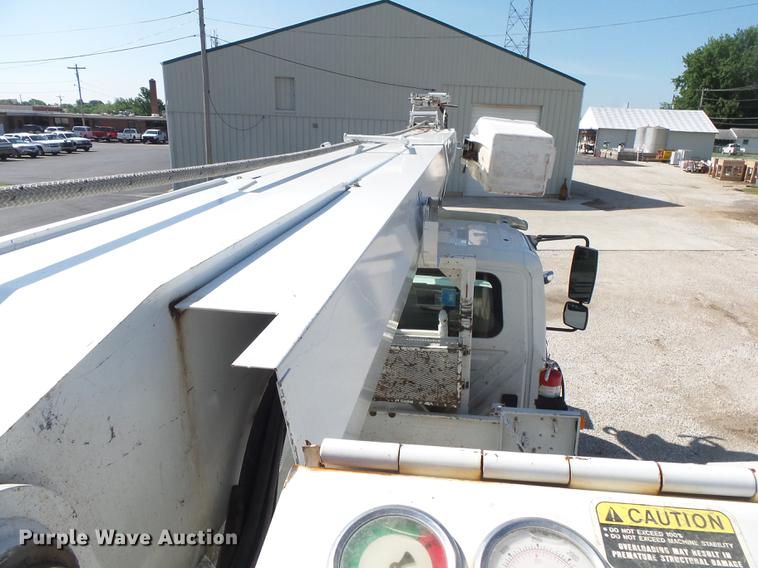 image for item DE3662 2004 International 7400 digger derrick truck