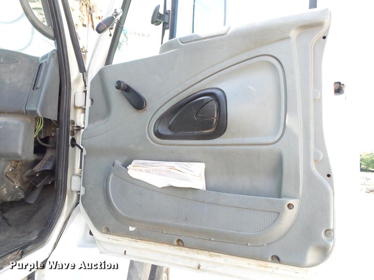 image for item DE3662 2004 International 7400 digger derrick truck