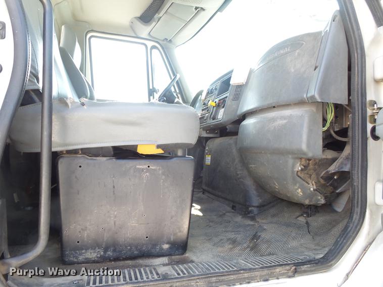 image for item DE3662 2004 International 7400 digger derrick truck