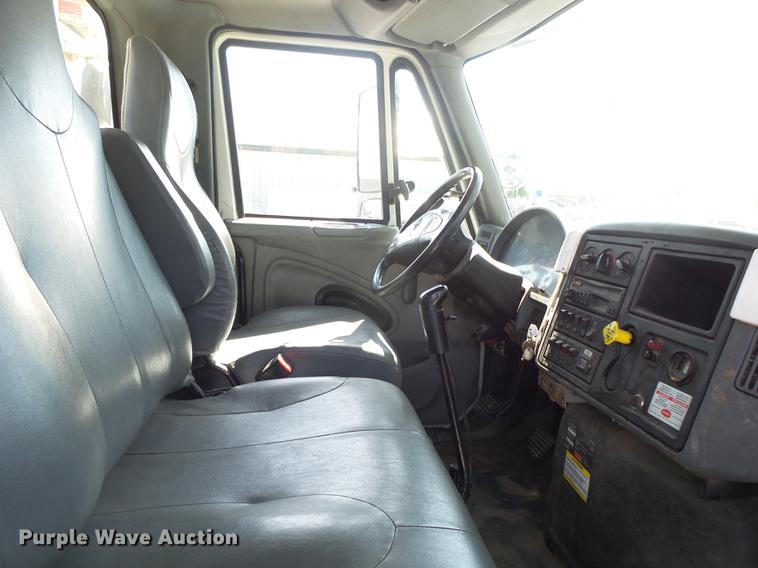 image for item DE3662 2004 International 7400 digger derrick truck