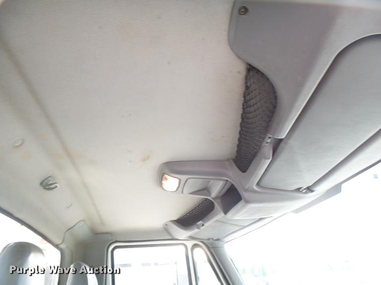 image for item DE3662 2004 International 7400 digger derrick truck