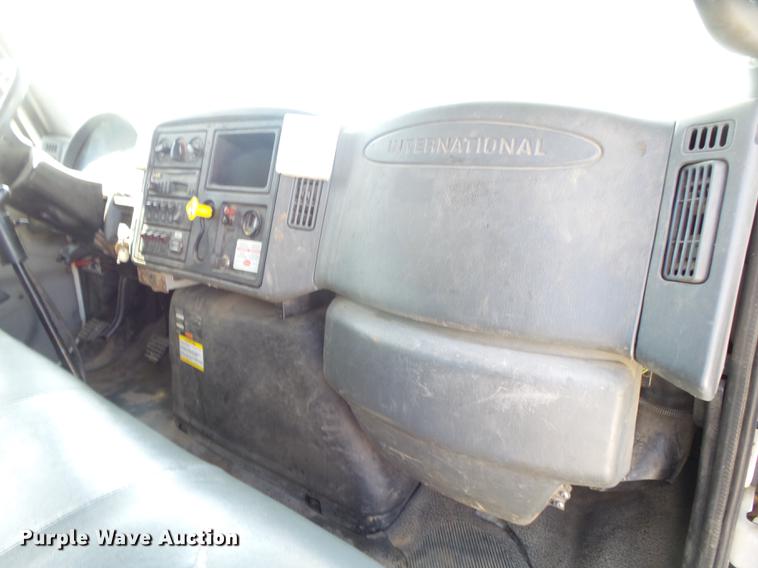 image for item DE3662 2004 International 7400 digger derrick truck