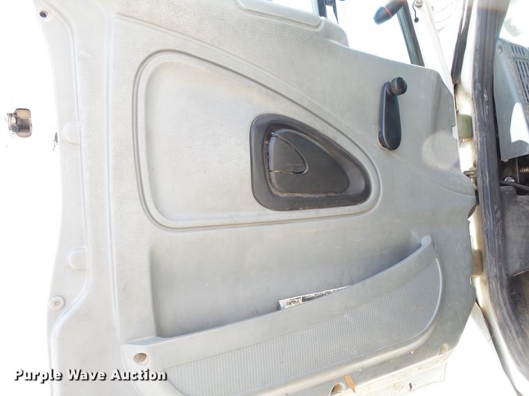 image for item DE3662 2004 International 7400 digger derrick truck