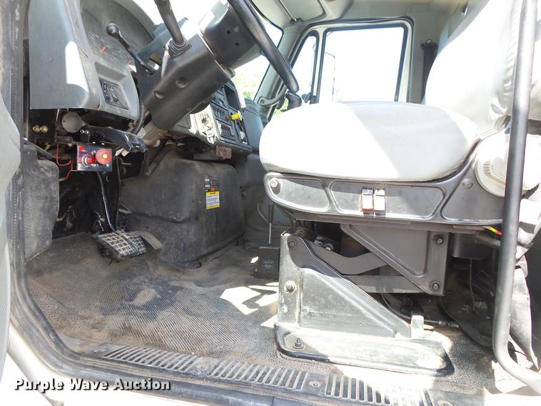 image for item DE3662 2004 International 7400 digger derrick truck