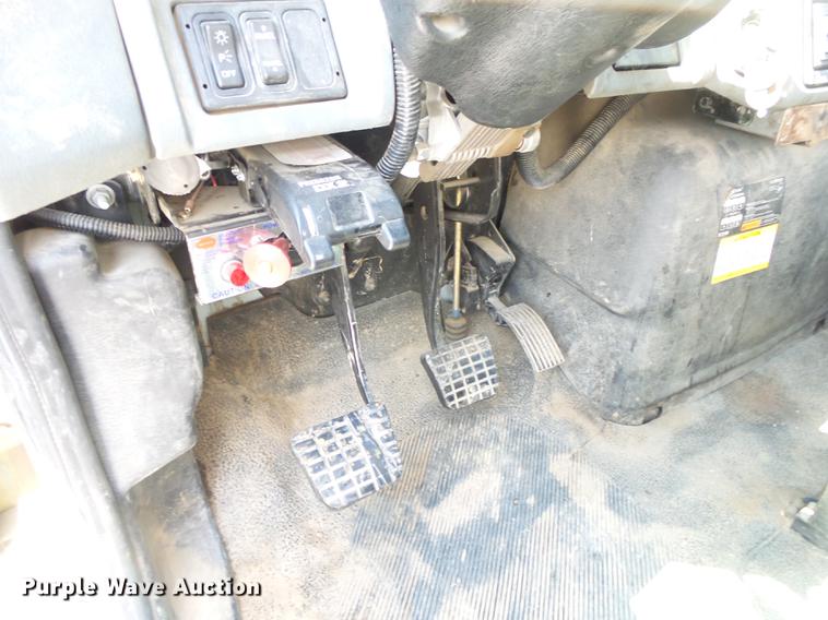 image for item DE3662 2004 International 7400 digger derrick truck