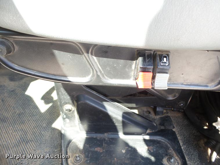 image for item DE3662 2004 International 7400 digger derrick truck