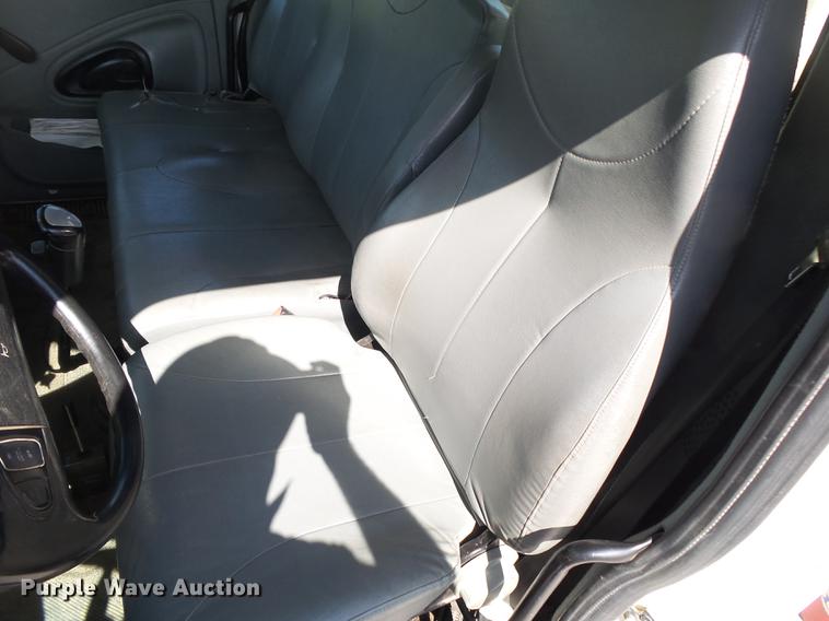 image for item DE3662 2004 International 7400 digger derrick truck