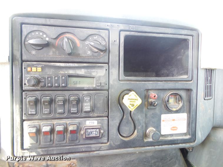 image for item DE3662 2004 International 7400 digger derrick truck