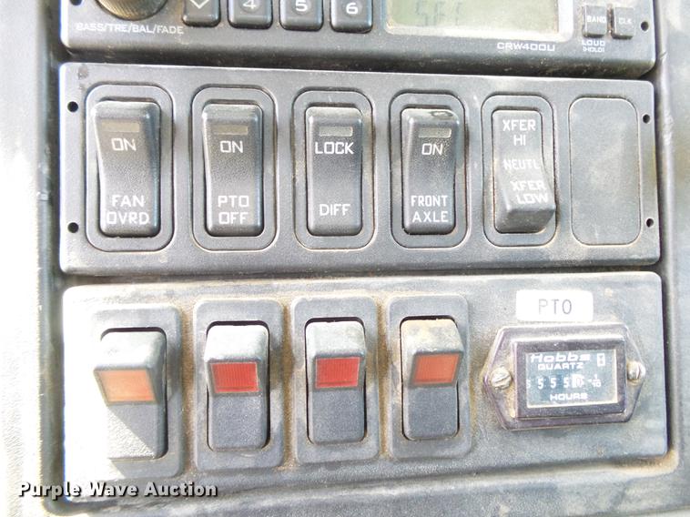 image for item DE3662 2004 International 7400 digger derrick truck