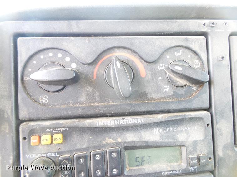 image for item DE3662 2004 International 7400 digger derrick truck