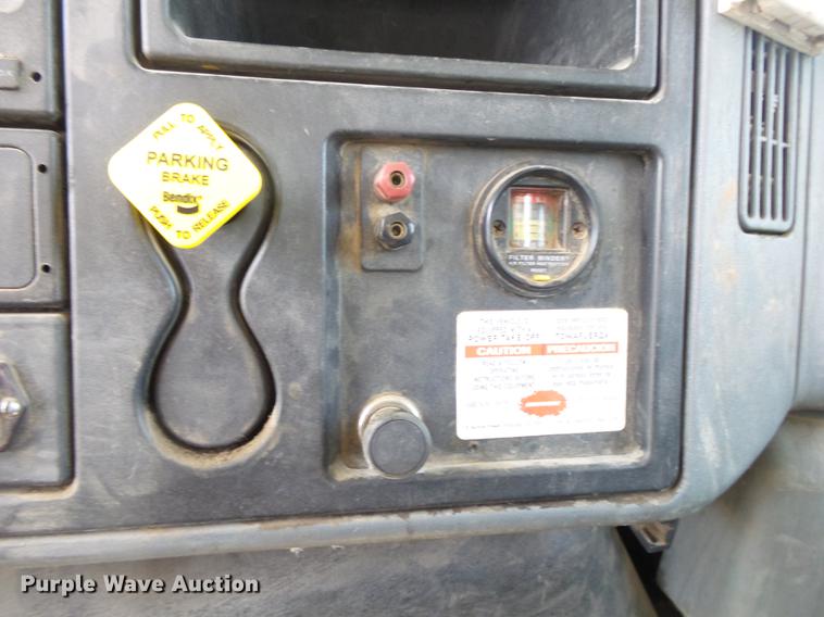 image for item DE3662 2004 International 7400 digger derrick truck