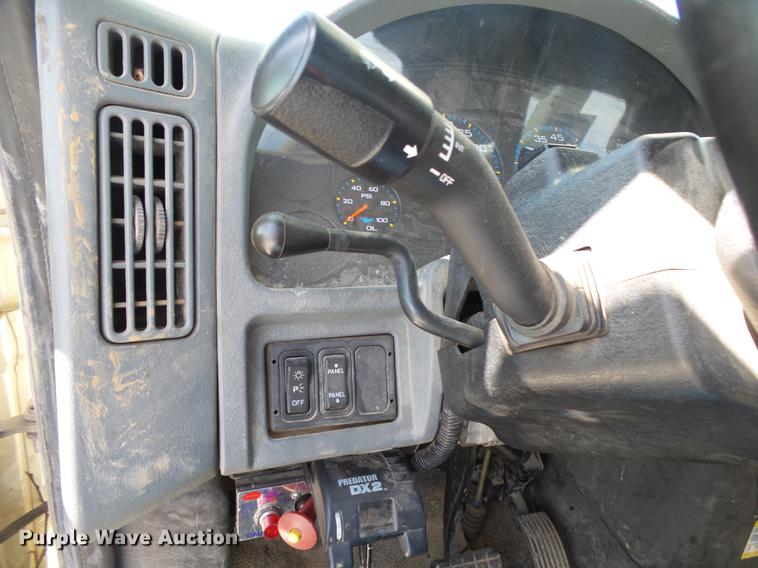 image for item DE3662 2004 International 7400 digger derrick truck