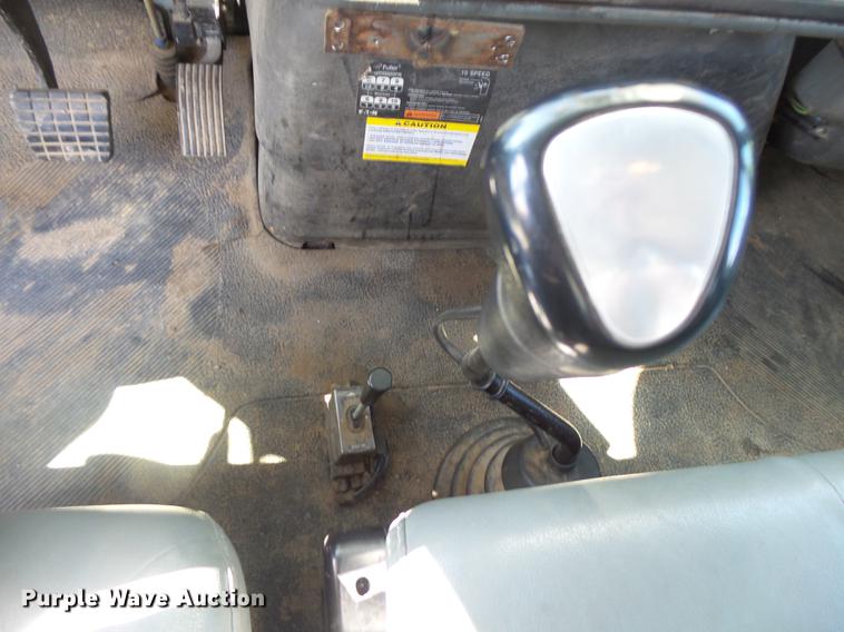 image for item DE3662 2004 International 7400 digger derrick truck