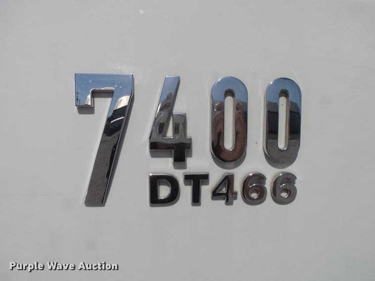 image for item DE3662 2004 International 7400 digger derrick truck