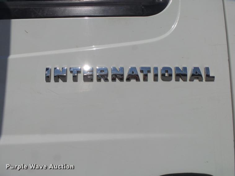 image for item DE3662 2004 International 7400 digger derrick truck