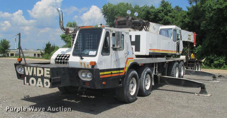 image for item DE3677 P & H T600XL truck crane